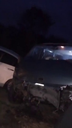 Yamaçtan kopan kayalar araçların üzerine düştü