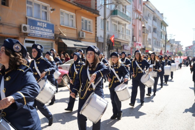 Bursa’nın ilk Belediye Kadın Bandosu, Yenişehir sokaklarında