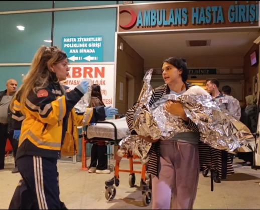 2 yaşındaki çocuk kaynar su dolu kovaya düştü