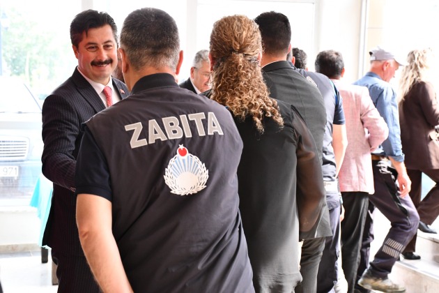 Başkan Özel, belediye personeli ile bayramlaştı