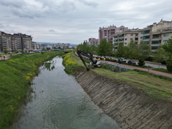 Dere yatakları yaz öncesi temizleniyor