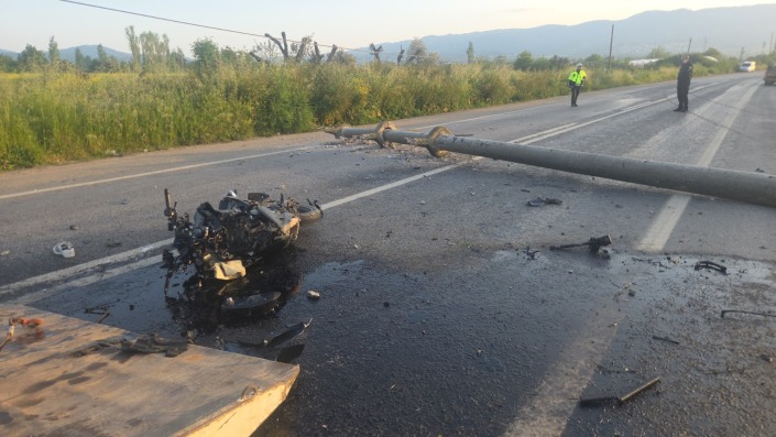 Otomobilin devirdiği elektrik direğine motosiklet çarptı