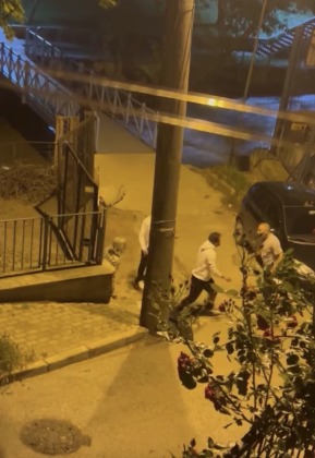 Sokak ortasında birbirlerine girdiler