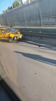 Direksiyon hakimiyetini kaybetti, bariyerlere çarptı