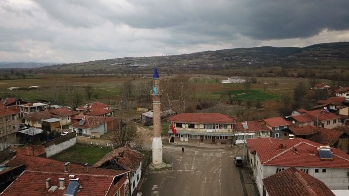 Camisi olmayan minare görenlerin dikkatini çekiyor