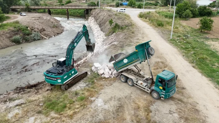 İnegöl’de dere ıslah çalışmaları sürüyor