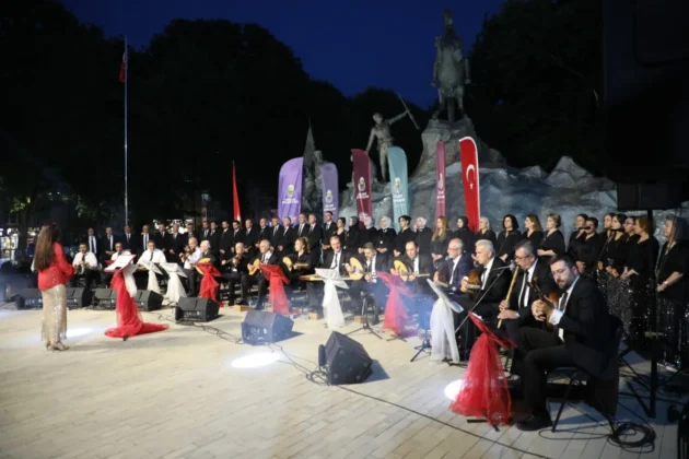 İnegöl Belediyesi TSM korosundan unutulmaz konser