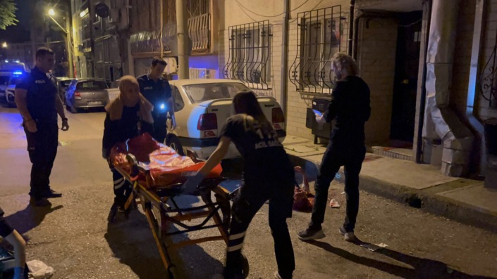 Önce annesini sonra kendini bıçakladı