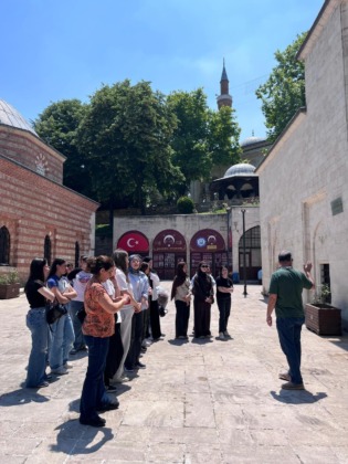 Yıldırımlı gençler tarihi yerinde keşfediyor