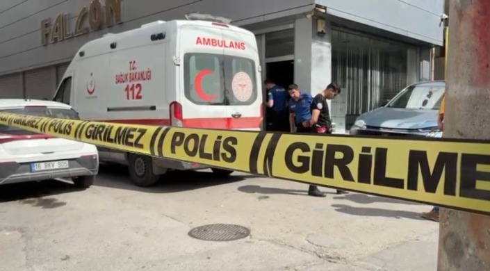 Önce yanındaki kadına ateş etti sonra kendine!
