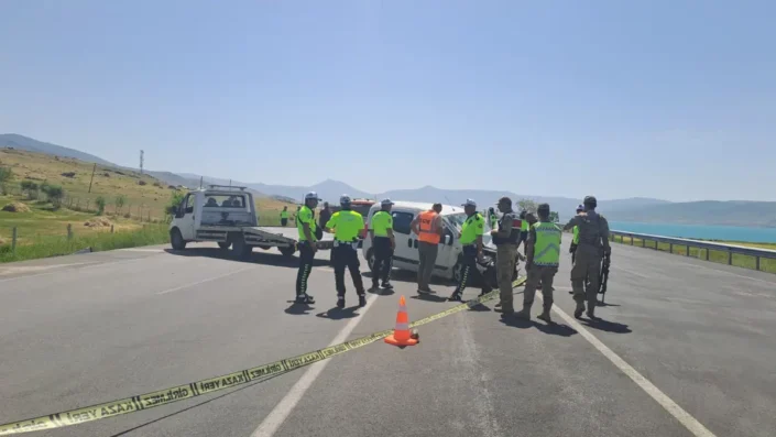 Ticari araç askeri araca çarptı: 1 asker şehit oldu