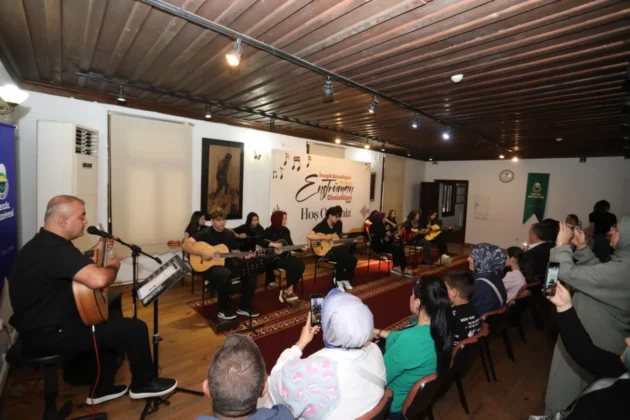 İnegöl Belediyesi gitar kursu kursiyerleri sertifikalarını aldı