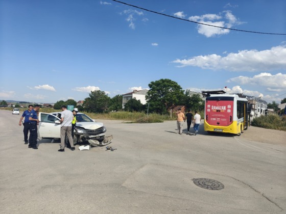 Otomobil ile özel halk otobüsü çarpıştı!