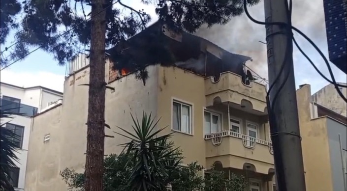 Çatı yangını paniğe sebep oldu