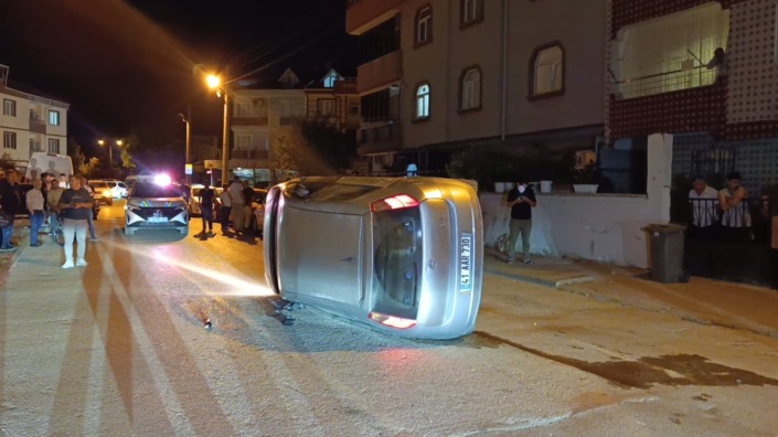 Park halindeki otomobile çarpıp kaçtı