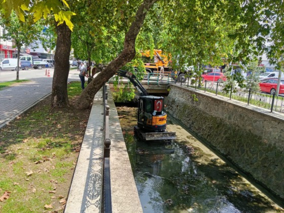 Gemlik Çarşı Deresi temizleniyor