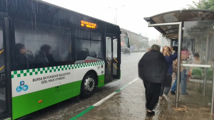 Yollar göle döndü, vatandaşlar zor anlar yaşadı
