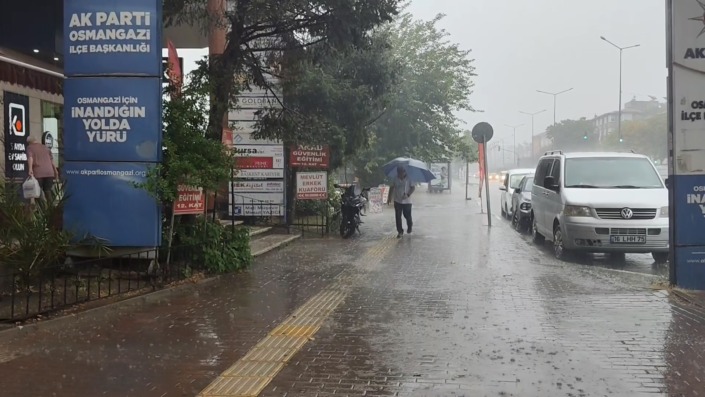 Bursa’da yollar göle döndü, vatandaşlar zor anlar yaşadı
