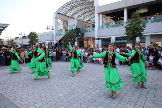 Festival coşkusu sokaklara taştı