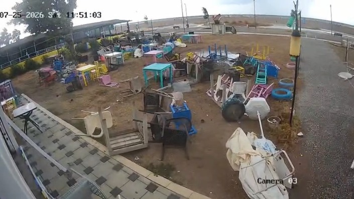 Fırtına sahili süpürdü, kafenin masaları yer değiştirdi