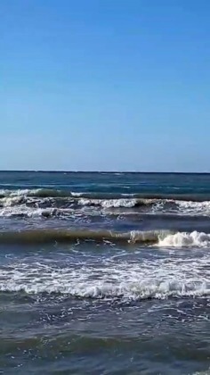Dalgalara aldırış etmedi, ekiplere zor anlar yaşattı