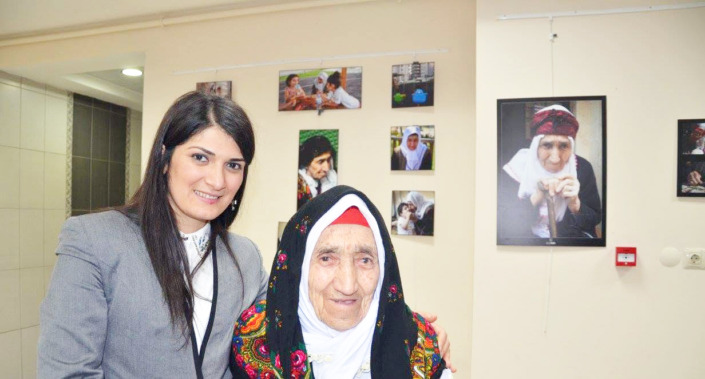 Vizörün arkasındaki hafıza: Grafik tasarımdan belgesel fotoğrafçılığa uzanan bir hayat hikâyesi
