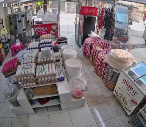 Kamyonetin altında kalan çocuk mucize eseri kurtuldu