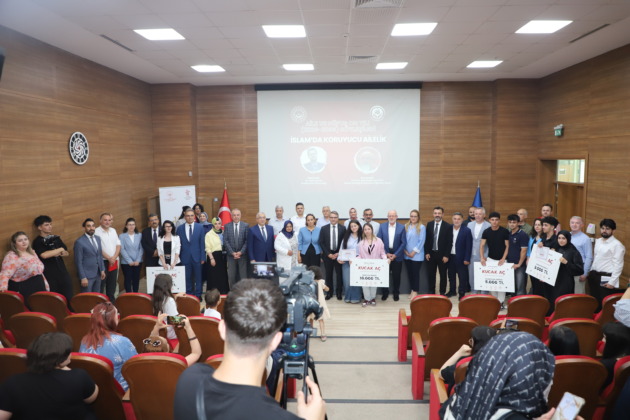 Genç gönüllerden “kucak aç” mesajı