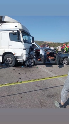 Kamyonet, seyir halindeki otomobile çarptı
