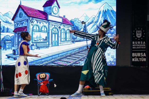 Miniklere ‘İki Bavul Dolusu’ eğlence