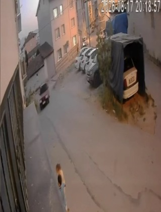 Çocukların oynadığı sokağa drift atarak girdi