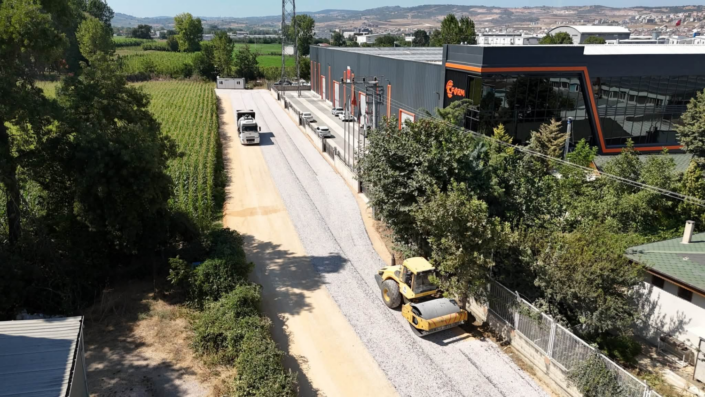 İnegöl’de ulaşım için sathi kaplama çalışması