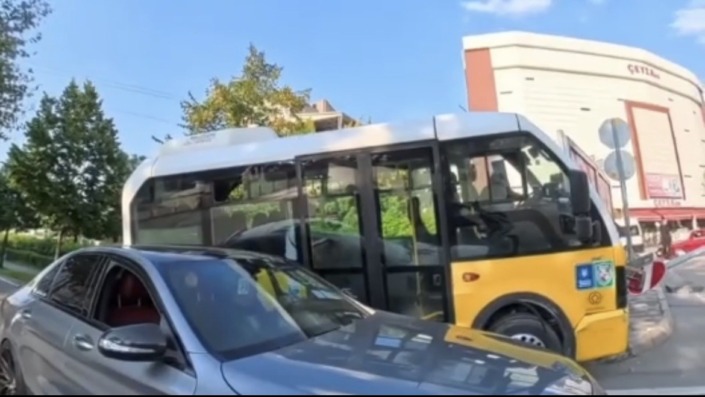 Halk otobüsü direğe çarptı