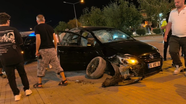 Kaldırıma çıktı, park halindeki araçlara çarptı