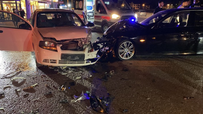 Otomobiller kafa kafaya çarpıştı