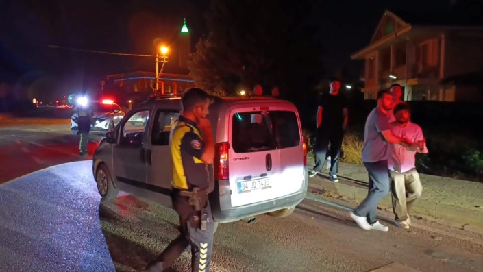 Kaza yaptı, basın mensuplarına saldırmaya çalıştı