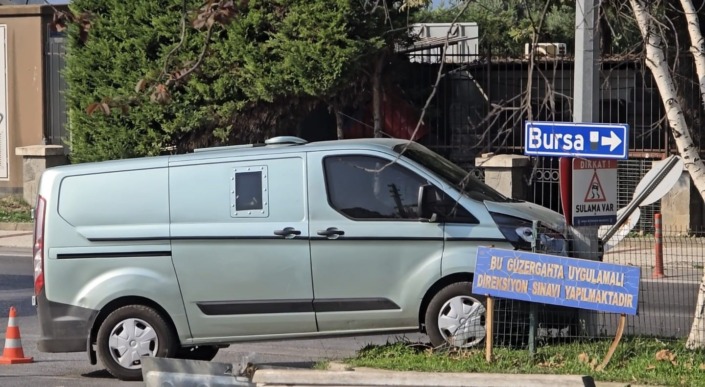 Kazadan kaçarken direğe çarptı