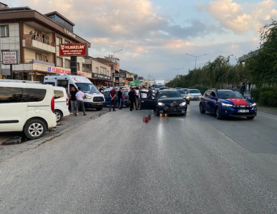 İki otomobil çarpıştı: Motosikletli kazadan kıl payı kurtuldu