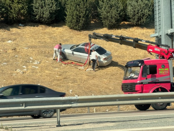 Otomobil tarlaya uçtu