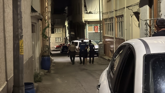 Pompalı tüfekle akrabasının evini bastı