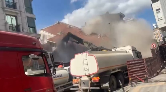 Yıkım sırasında 4 katlı bina çöktü
