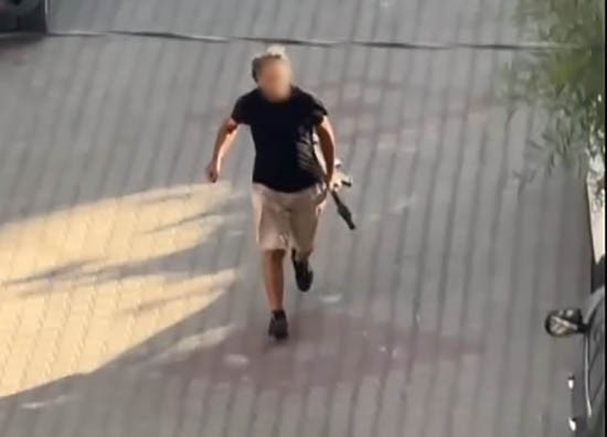 Kapısına pompalı tüfekle dayandı, sokakta terör estirdi
