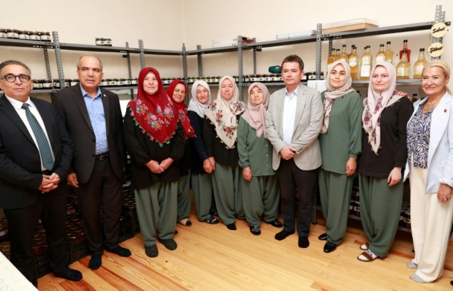 Başkan Aydın üreten kadınların yanında