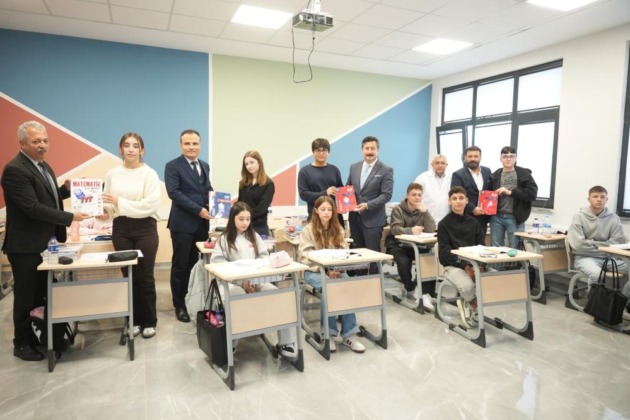 Yenişehir’de üniversite adaylarına 3 bin kitap desteği