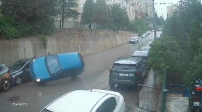 Bursa’da kontrolden çıkan otomobil ters döndü