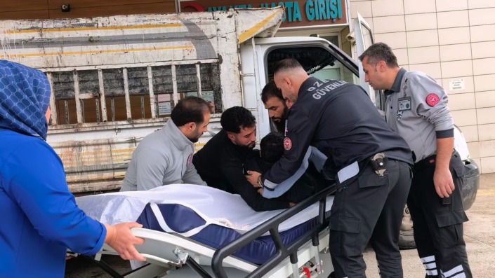 Kamyonetten düşerek yaralandı