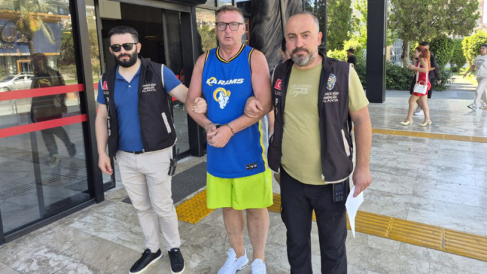 Türk bayrağına tüküren İngiliz turist tutuklandı