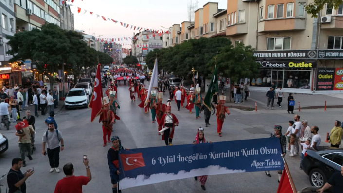 6 Eylül coşkusu caddelere taştı