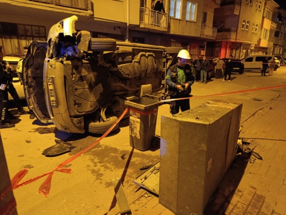Minibüs elektrik panosuna çarpıp devrildi