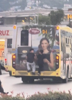 Otobüsün arkasında tehlikeli yolculuk